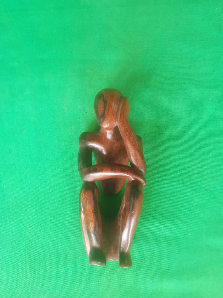PENSEUR EN BOIS D'ÉBÈNE