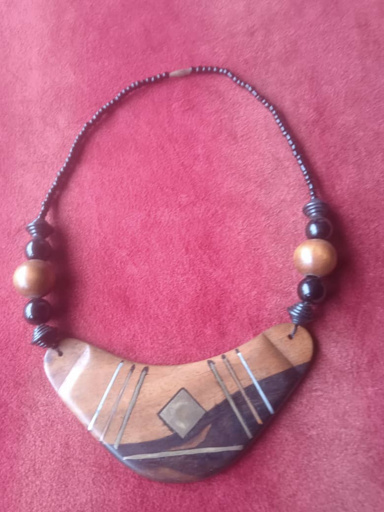 COLLIERS EN BOIS D'ÉBÈNE