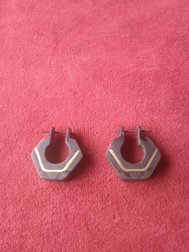 BOUCLES D'OREILLES EN BOIS D'ÉBÈNE ET EN BRONZE