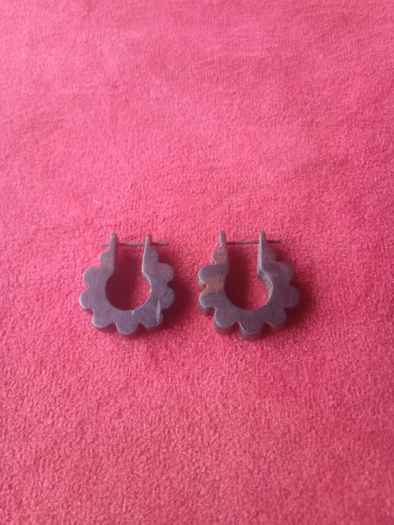 BOUCLES D'OREILLES EN BOIS D'ÉBÈNE