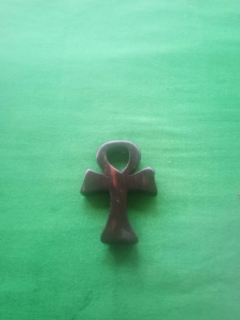 PENDENTIF EN BOIS D'ÉBÈNE