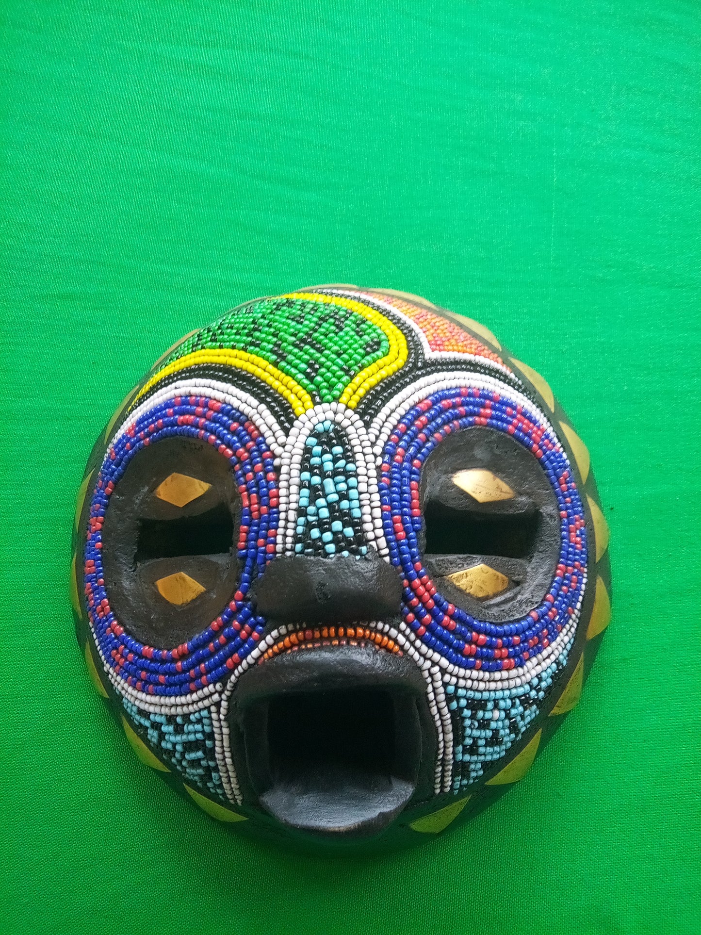 MASQUE AFRICAIN ROND PERLÉ
