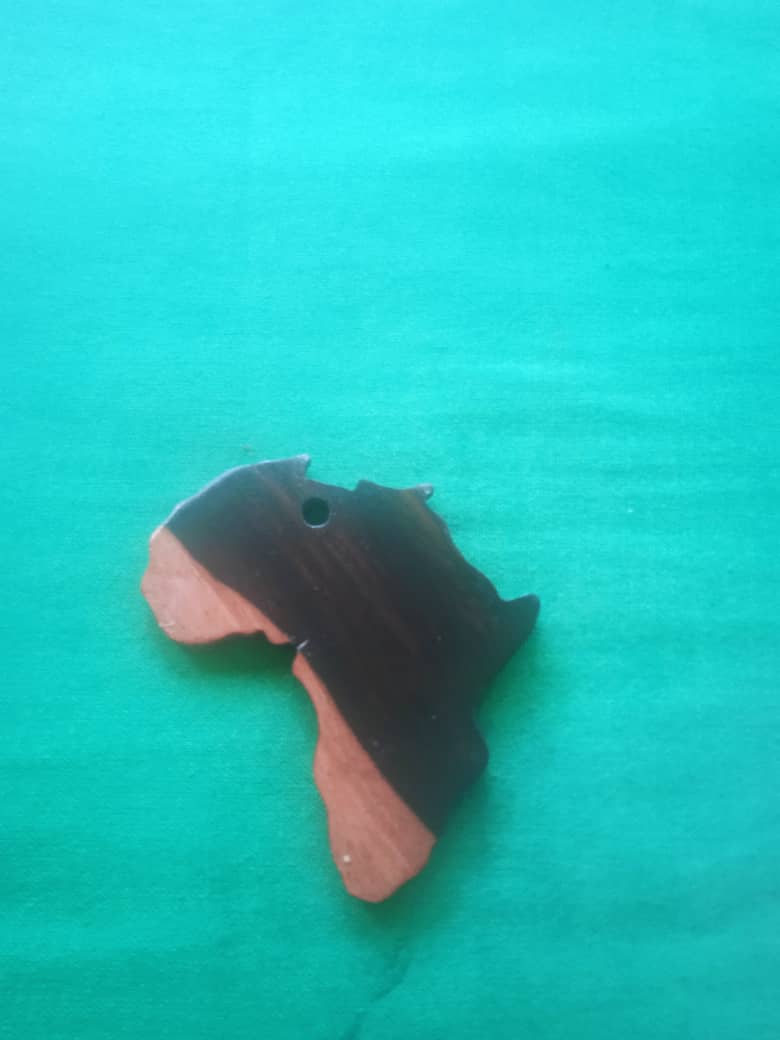 PENDENTIF EN BOIS D'ÉBÈNE