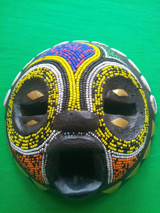 MASQUE AFRICAIN ROND PERLÉ