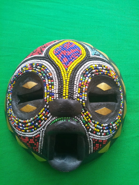 MASQUE AFRICAIN ROND PERLÉ